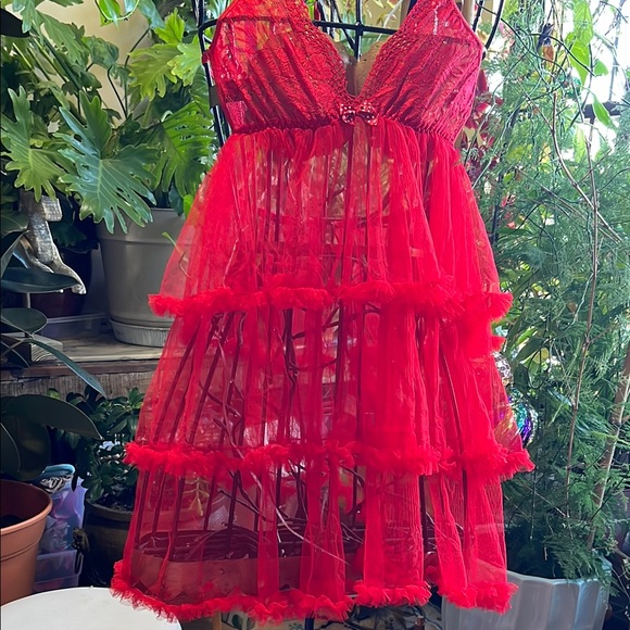 Red Lace Lingerie Set with Sheer Robe. - Picture 3 of 6